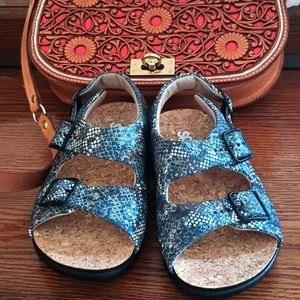 Relaxed heel strap sandal